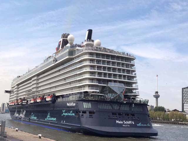 aankomst  Mein Schiff 6 van TUI Cruises aan de Cruise Terminal Rotterdam
